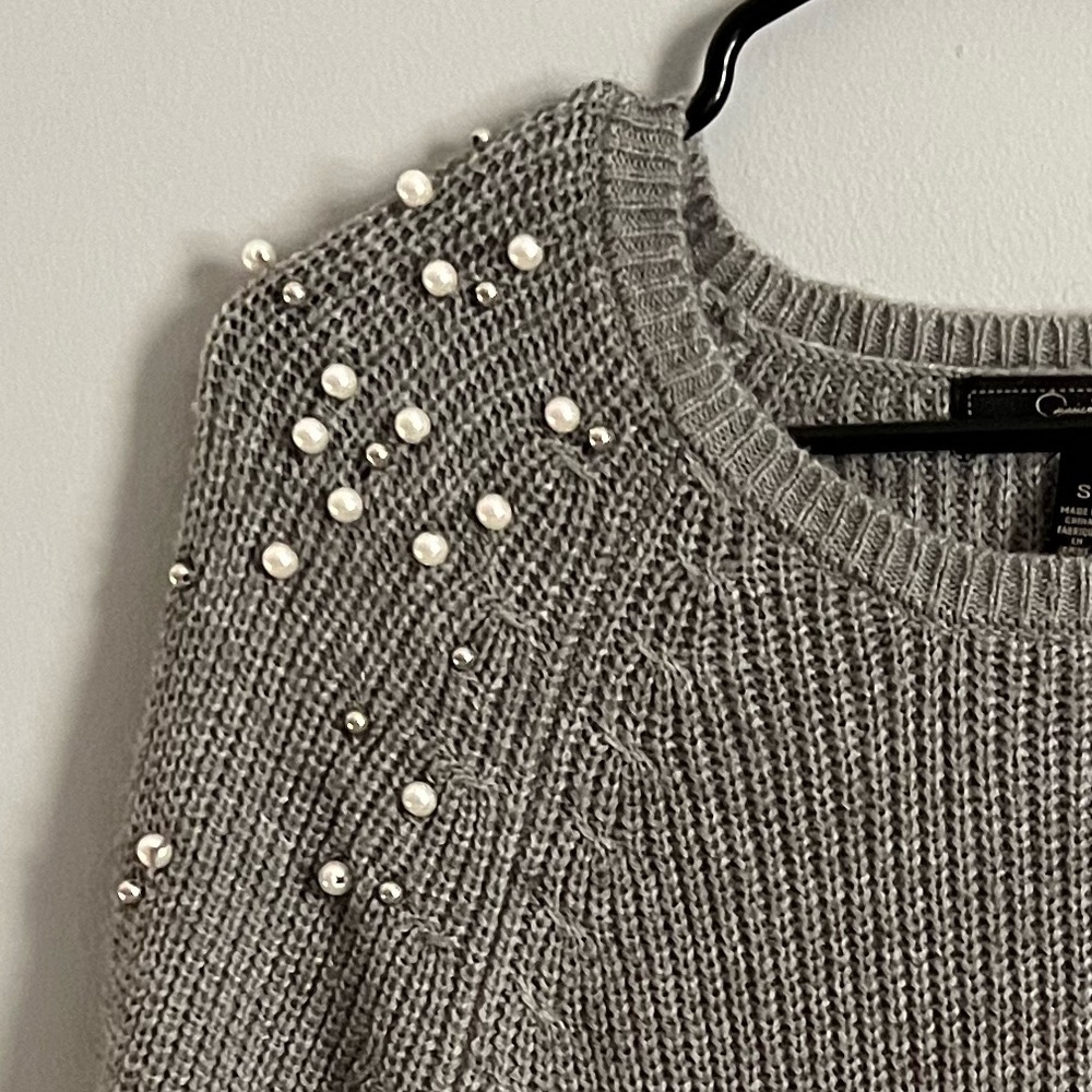 Pearl shoulder detail gray holiday sweater Jessica Simpson small ✨